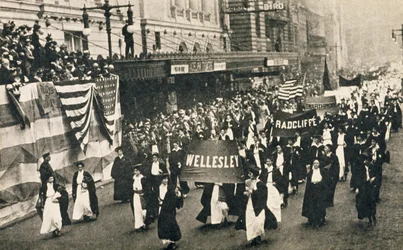 Parade des suffragettes, devant le théâtre Adelphi, New York, 1910